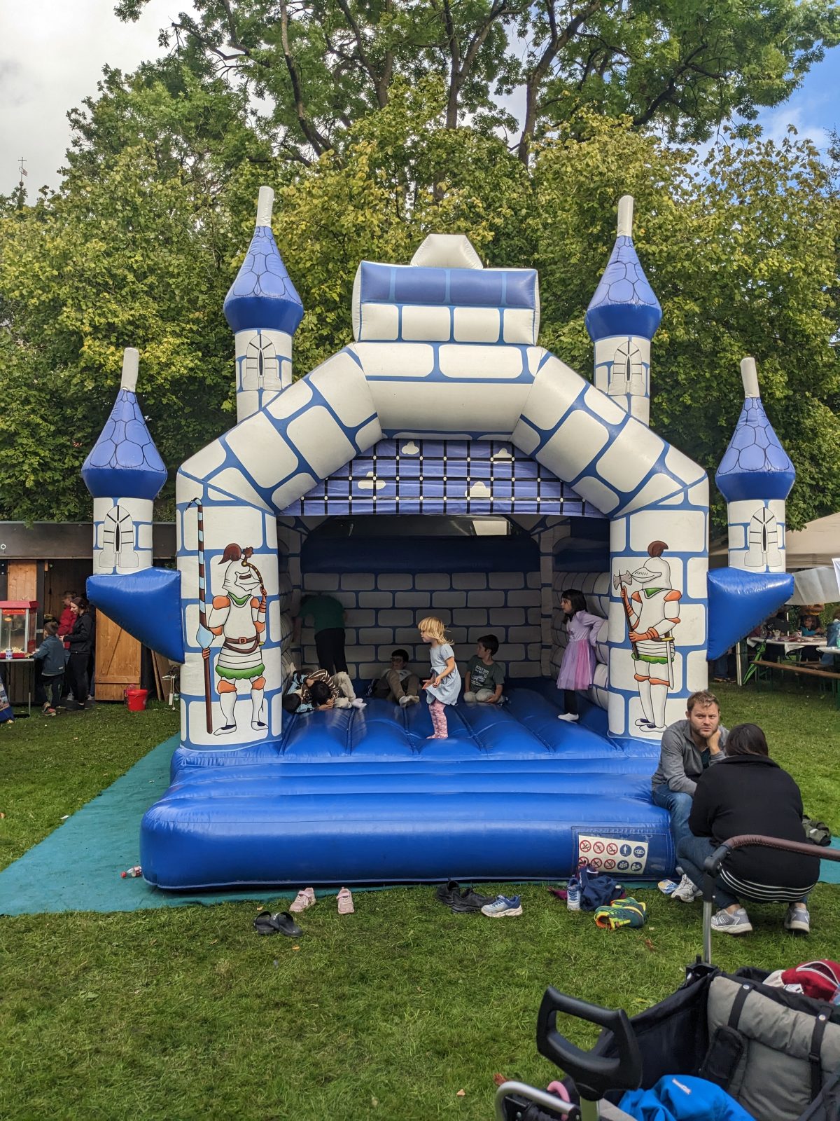 Hüpfburg - darf ja auf Kinderfestem ne fehlen