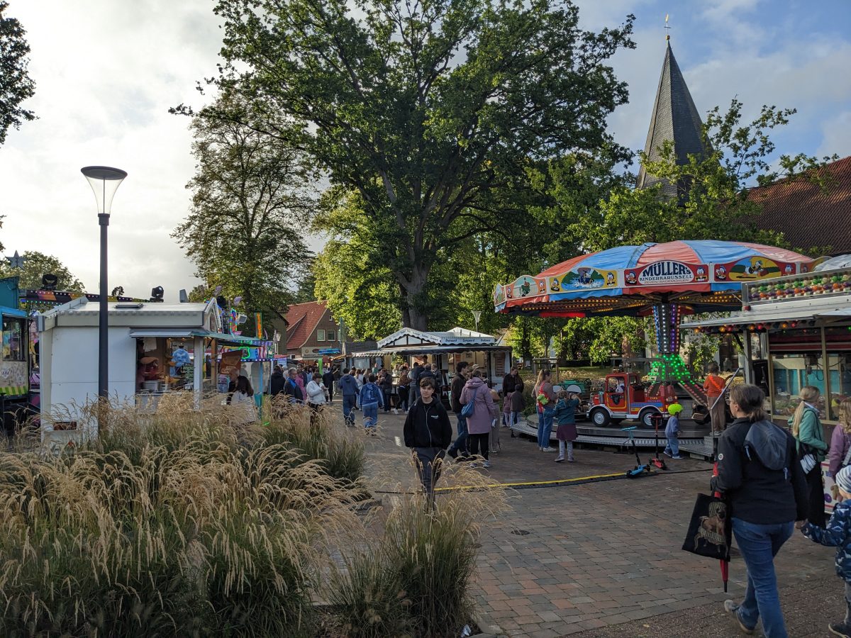 Jahrmarkt vor der Kirche und auf der gesperrten B71 im Selsinger Ortskern. Gut besucht trotz durchwachsenem Wetter