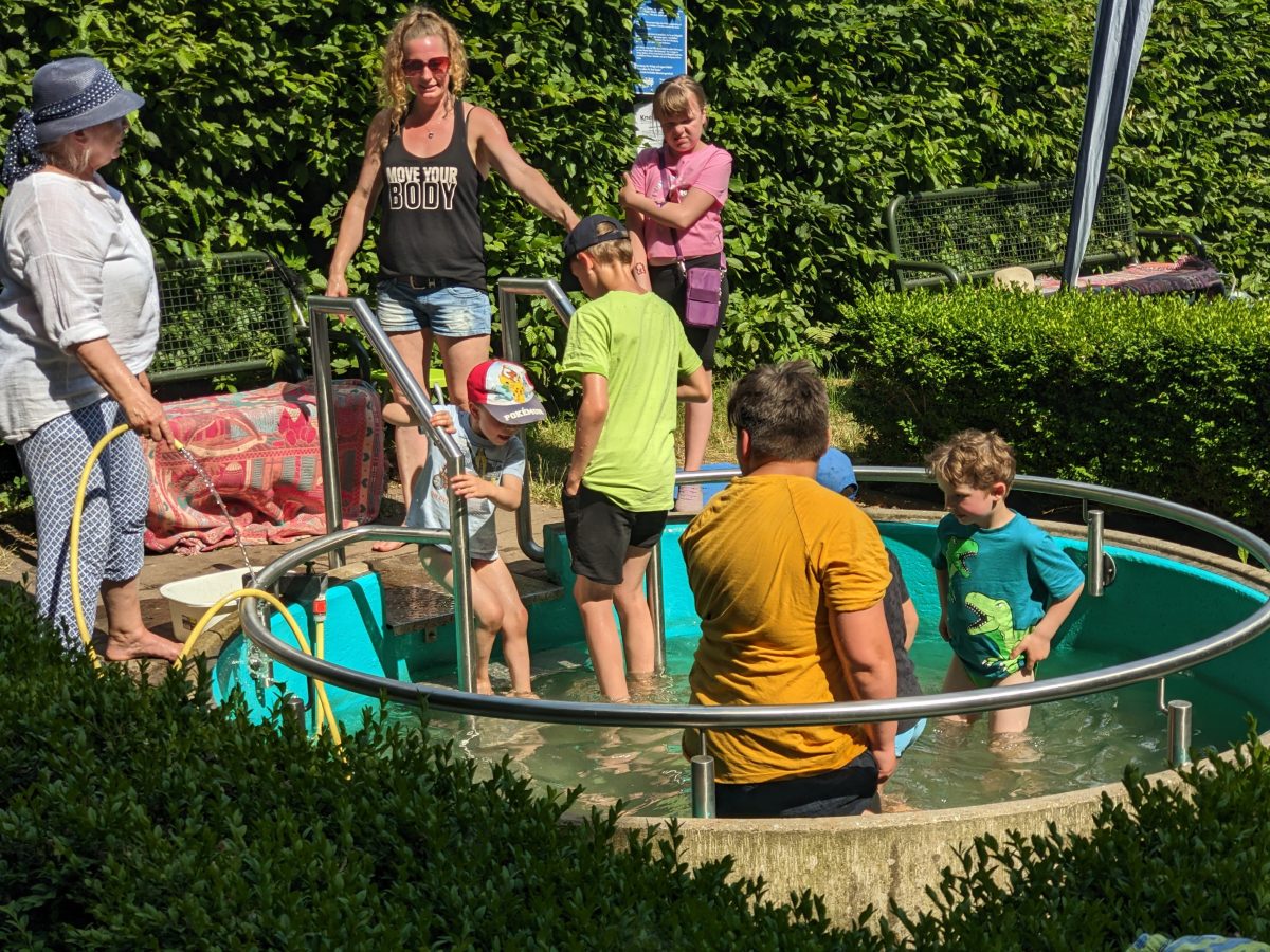 Abkühlung -Kneipp Garten hinter dem Heimathaus