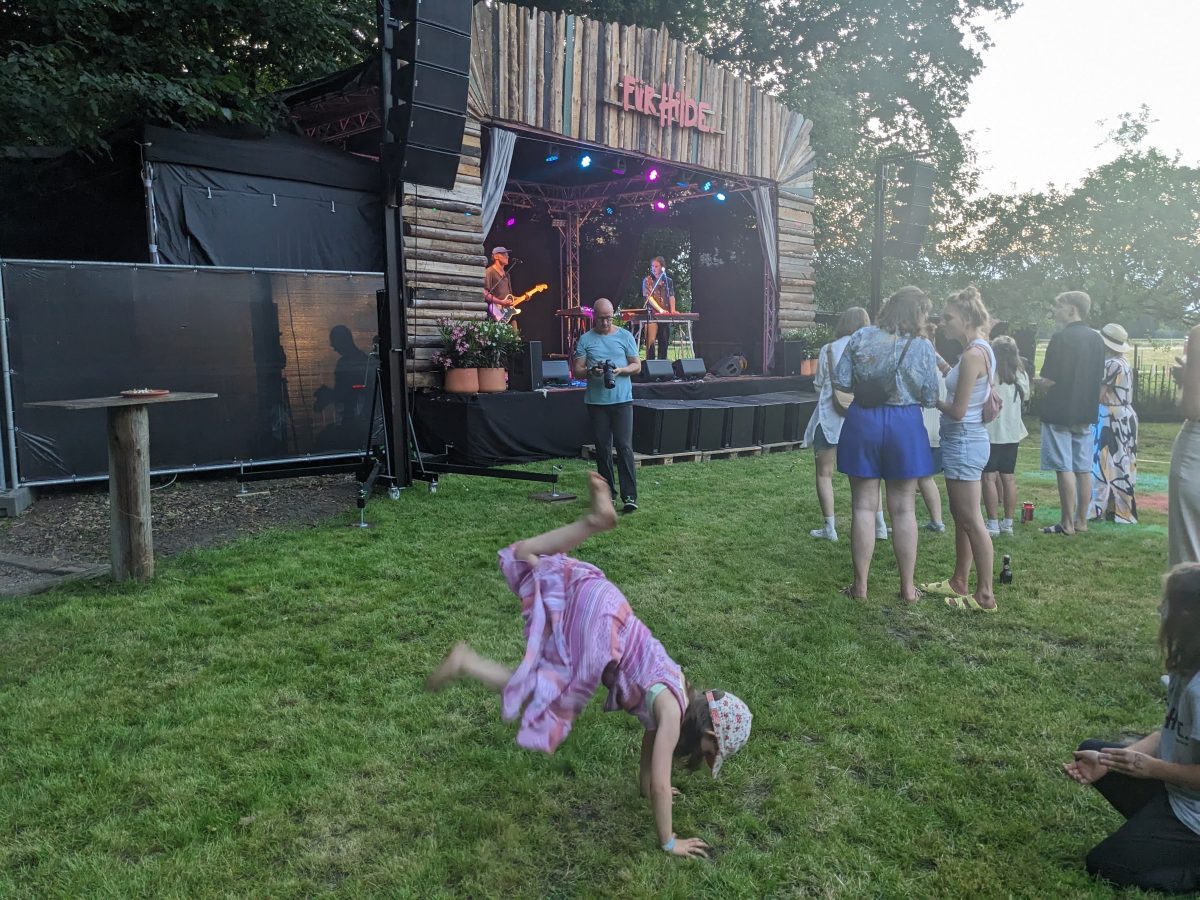 Familienfreundlich - das Für Hilde Festival in Wohnste. Entspannte Stimmung. Die meisten Leute kennen sich 