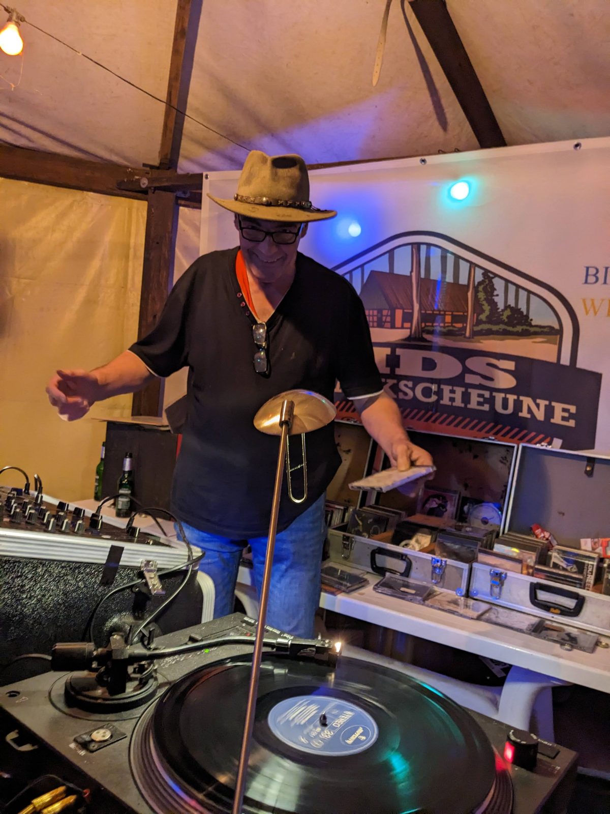 Schallplatten auflegen - DJ Matschi bringt den klassischen Kuhmühlen Disco Sound mit