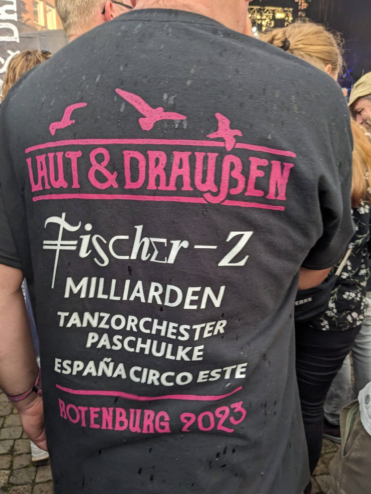 Festival Merch (oder schreibt man das Merche ... Merchandizing ... Fan Artikel ....   das Laut & Draußen T-Shirt