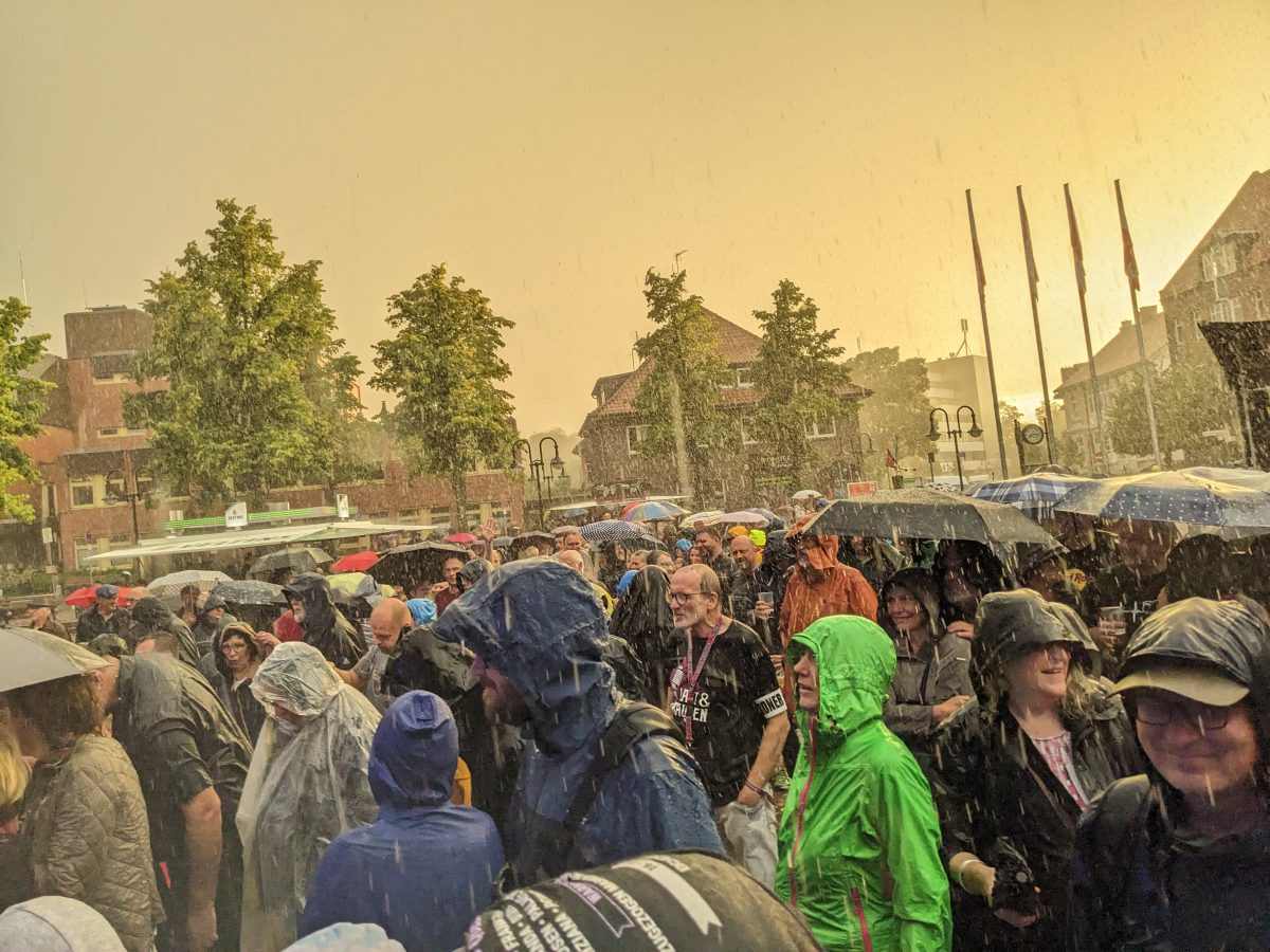 Cooles Publikum - wir feiern hier im Norden auch bei Regen - Norddeutschland kleine Festivals machen Bands bekannter - also nicht aufgeben lassen - ggf unterstützen!
