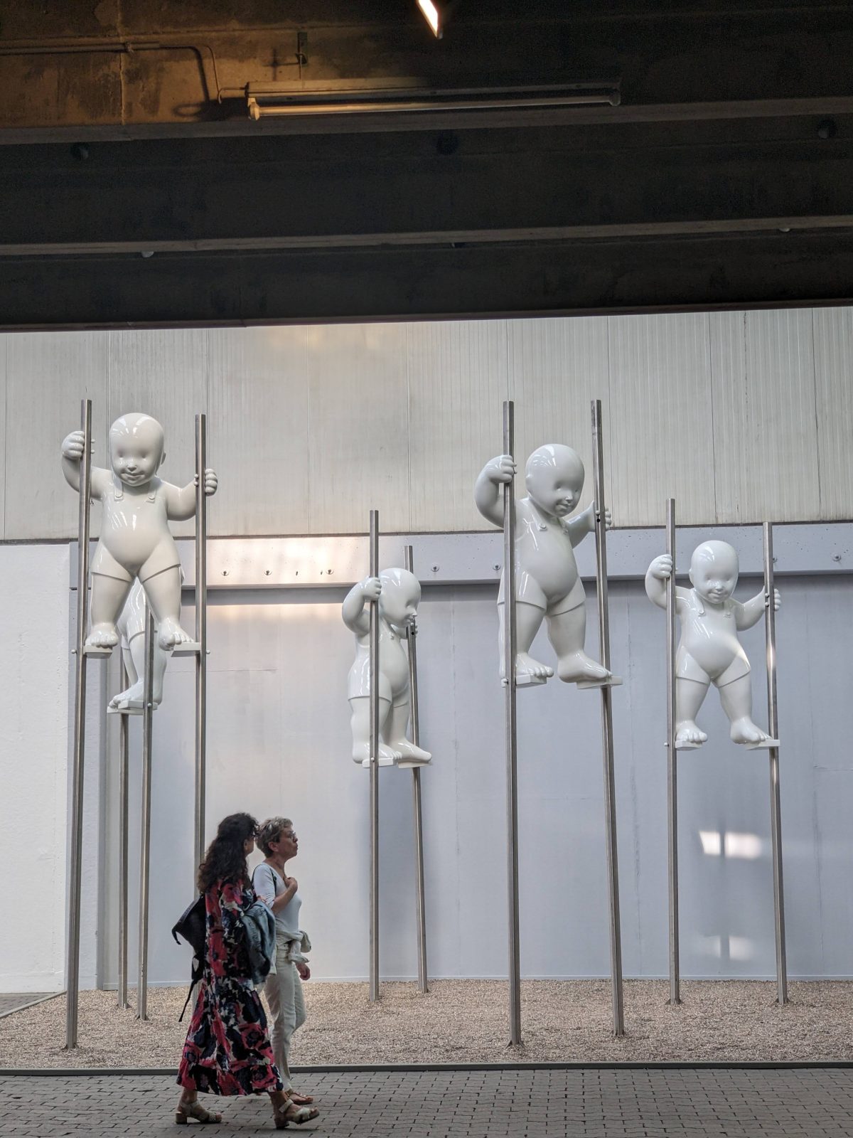So viel Platz für die Kunstwerke - das ist ganz gewiss einer der USP der Nordart in der Carlshütte in Büdelsdorf. Das ist übrigens direkt bei Rendsburg. Von ROW, OHZ usw gehts immer durch den Elbtunnel, von CUX könnte man auch die Elbfähre wählen. Mal sehen, wo weniger Stau ist. 