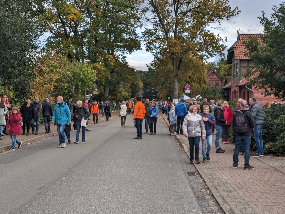 Ahausen - zum Ahauser Herbst Kunsthandwerkermarkt sind die Straßen auch 2026 für Autos gesperrt.