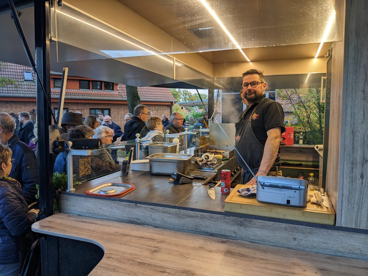 Wichtig bei jeder Festivität: der Bratwurst Stand. So auch in Ahausen