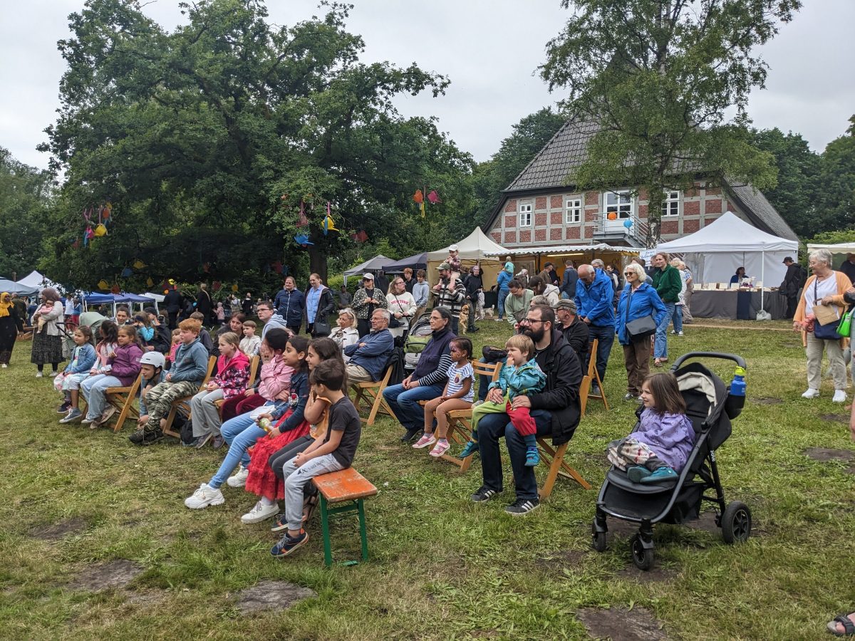 Die weise beim Heimathaus ROW - zum HeimatGenuss Festival die Veranstaltungswiese.