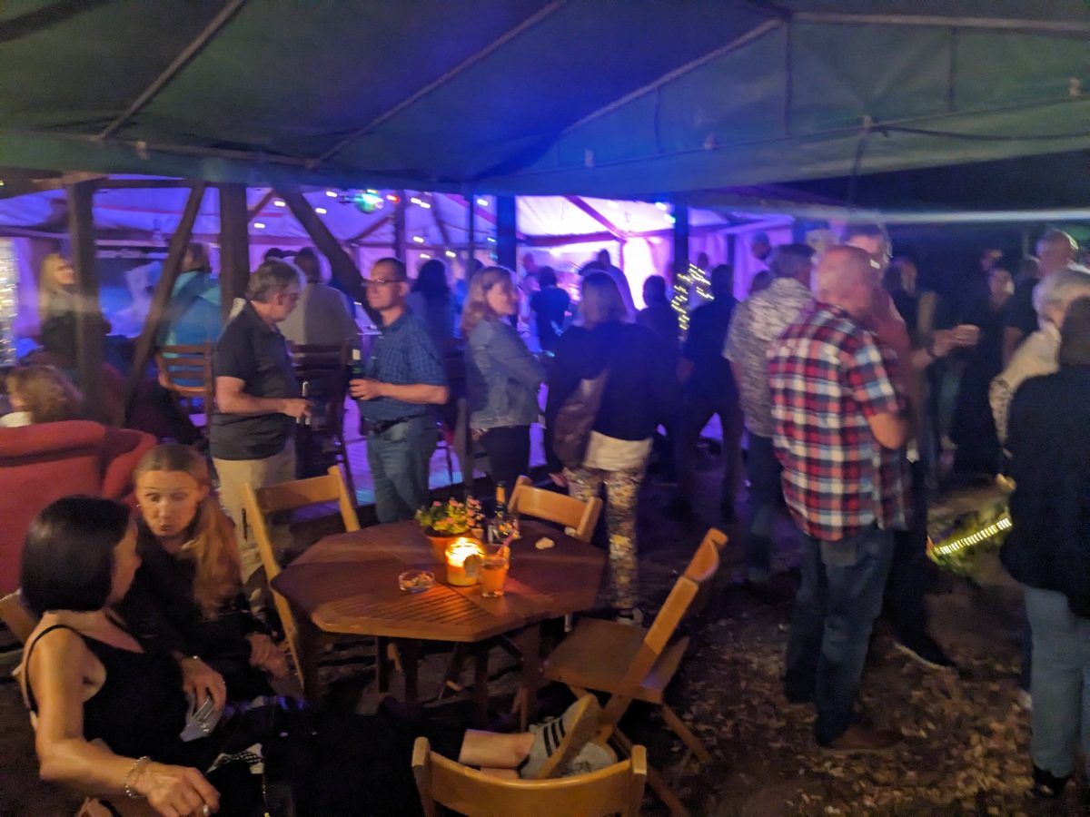 Wie eben solche Abende verlaufen: Bier in der Hand, ne Runde schnacken und hin und wieder mal auf die Tanzfläche.