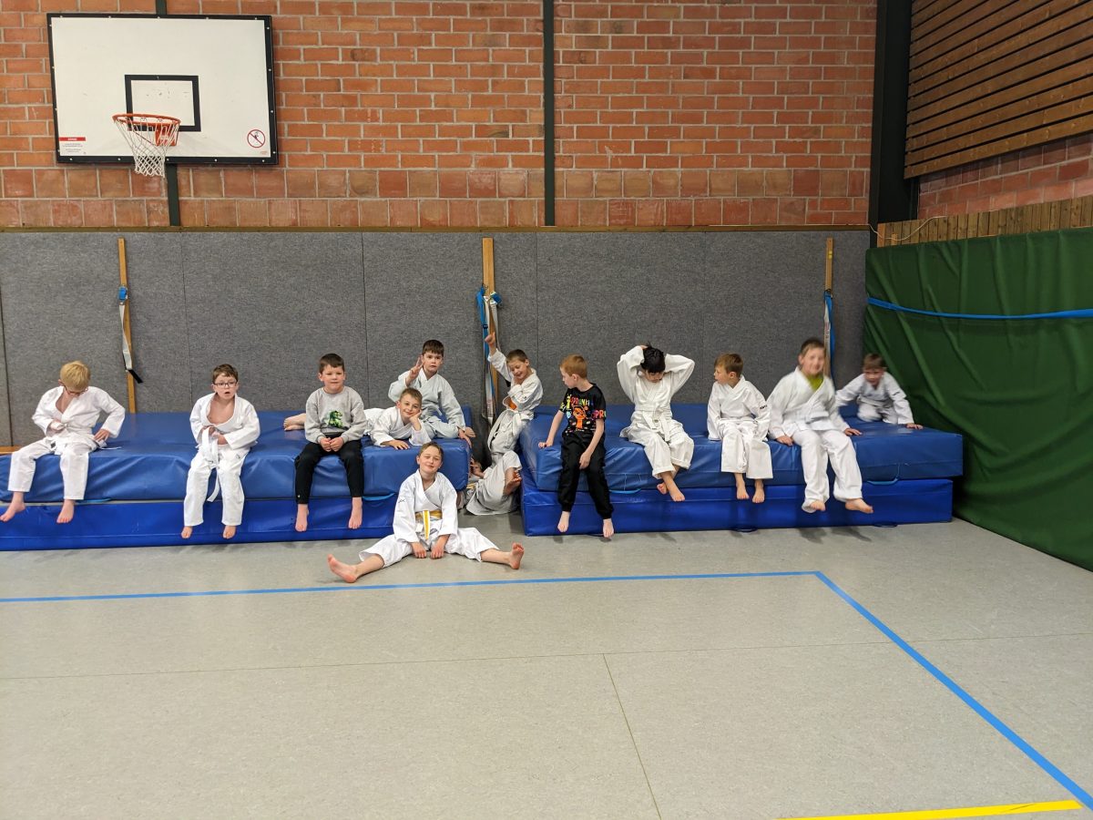 Karate in der Nähe von Zeven und Tarmstedt im Landkreis ROW. Pause beim Kindertraining hier in Breddorf. 