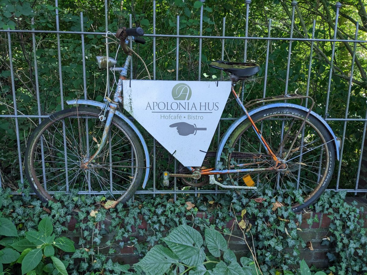 Wegweiser zum Apolonia Hus in Plönjeshausen. Die meisten kenn das Cafe dort - doch Konzerte gibts da mitunter auch. 