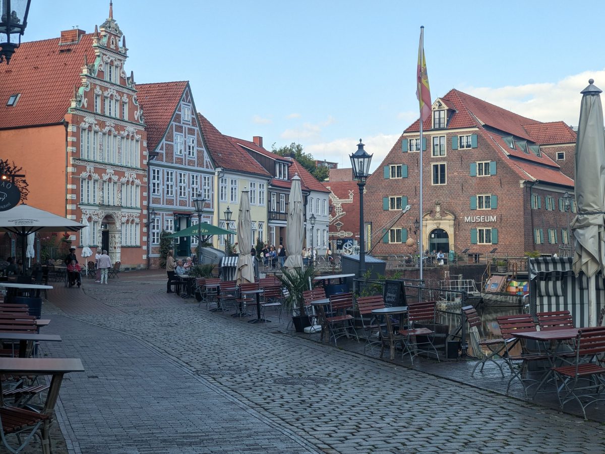 Stade STD Schwedenspeicher Museum und Kunsthaus Kunstausstellung ein paar Häuser davor