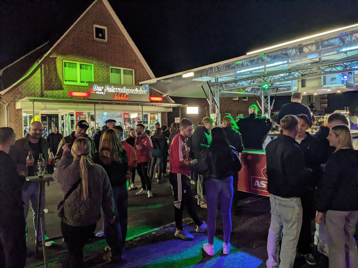 Herbstmarkt 2026 - Bier  und Schnaps vor dem Selsinger Fahrradgeschäft von Reiner Wahlen